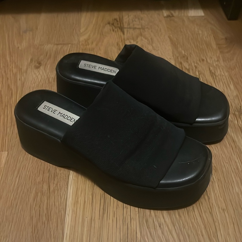 Steve Madden slinky sandals in black. Size 7.